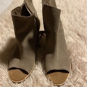 SZ 9 TOMS Heel Peep Toe Booties